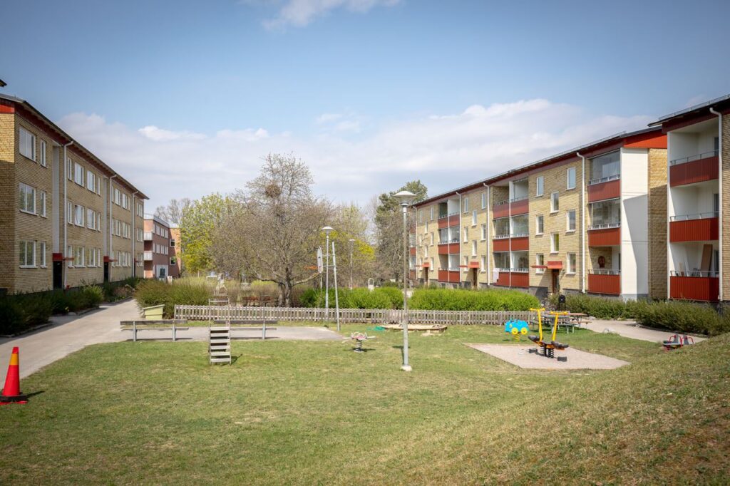 18. La╠eggning av stenplattor i ga╠erd till BRF