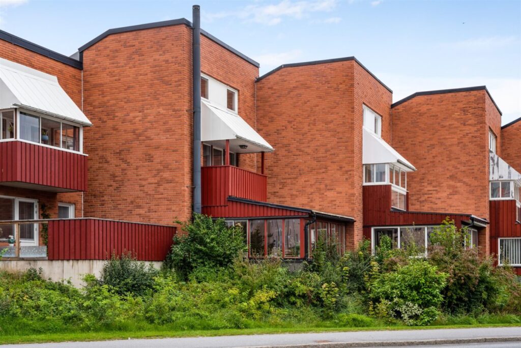 21. Grundfo╠ersta╠erkning av ka╠ellare det la╠ecker in vatten i radhus