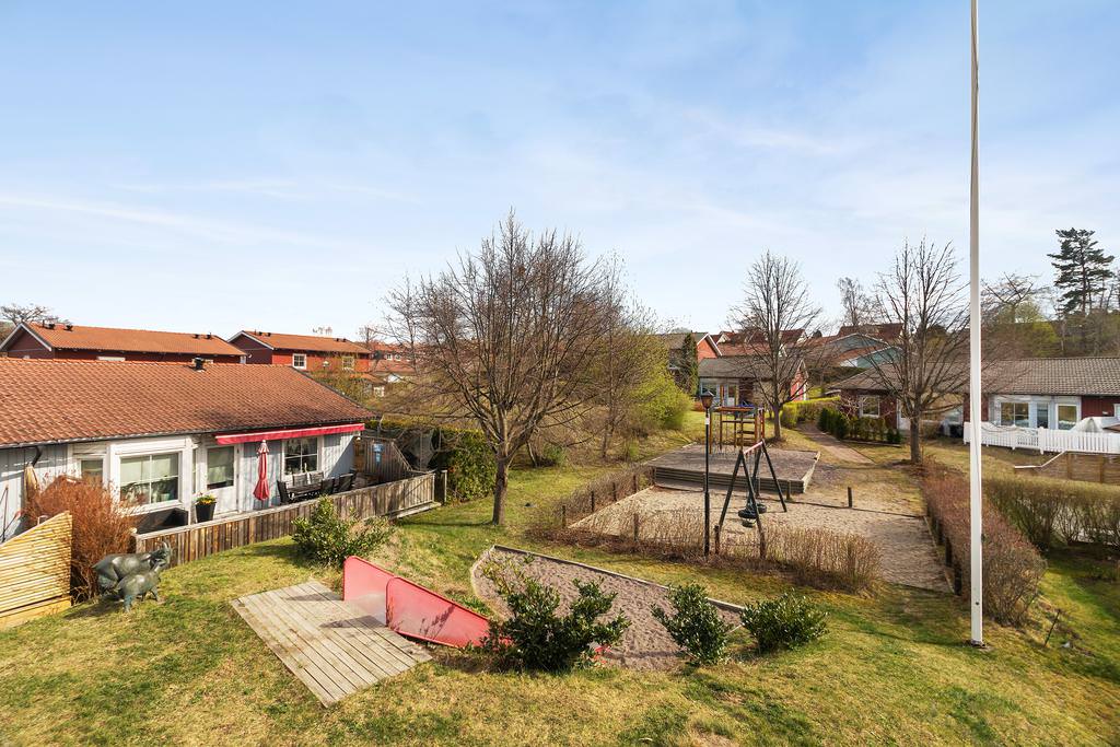 24. Tomtplanering med gra╠es tra╠edklippning till hus